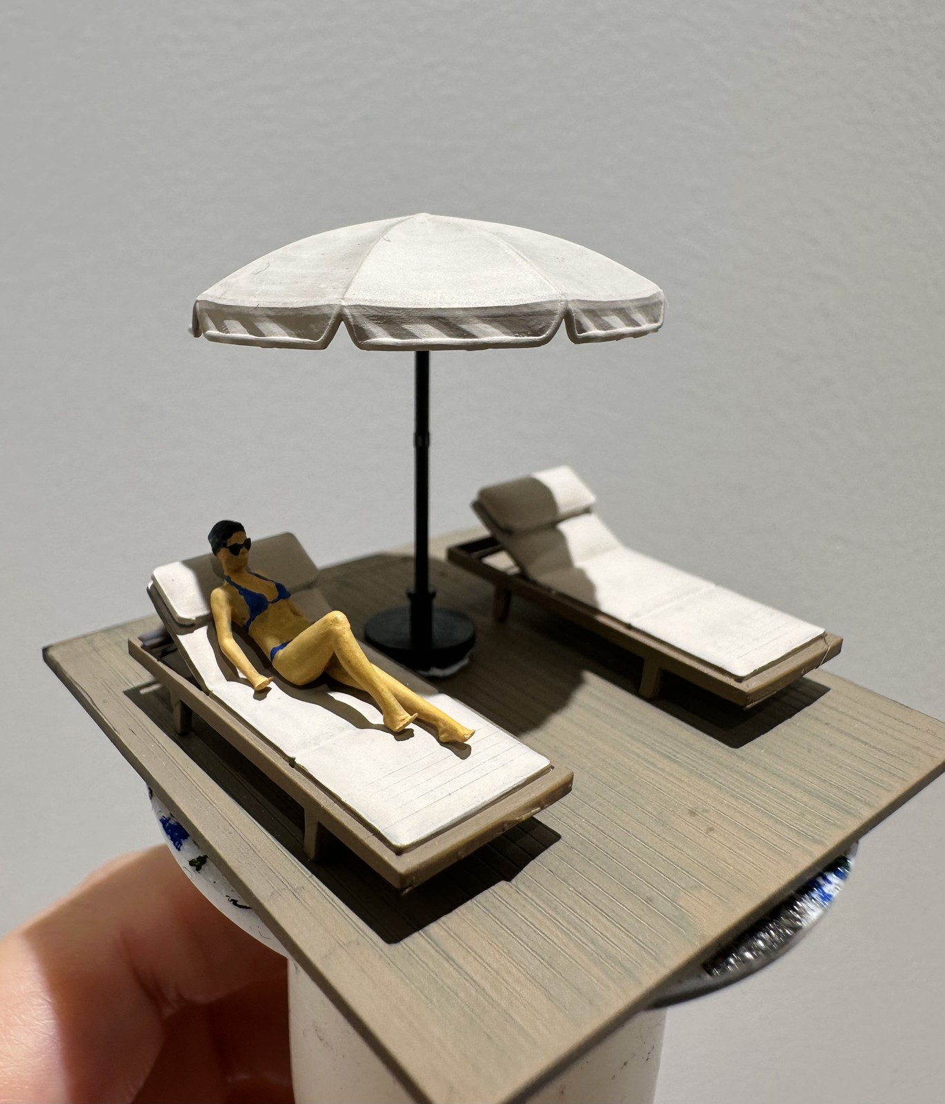 Diorama 1/64 Sun Bathing Micro - đánh giá và giá Tech Table Accessories