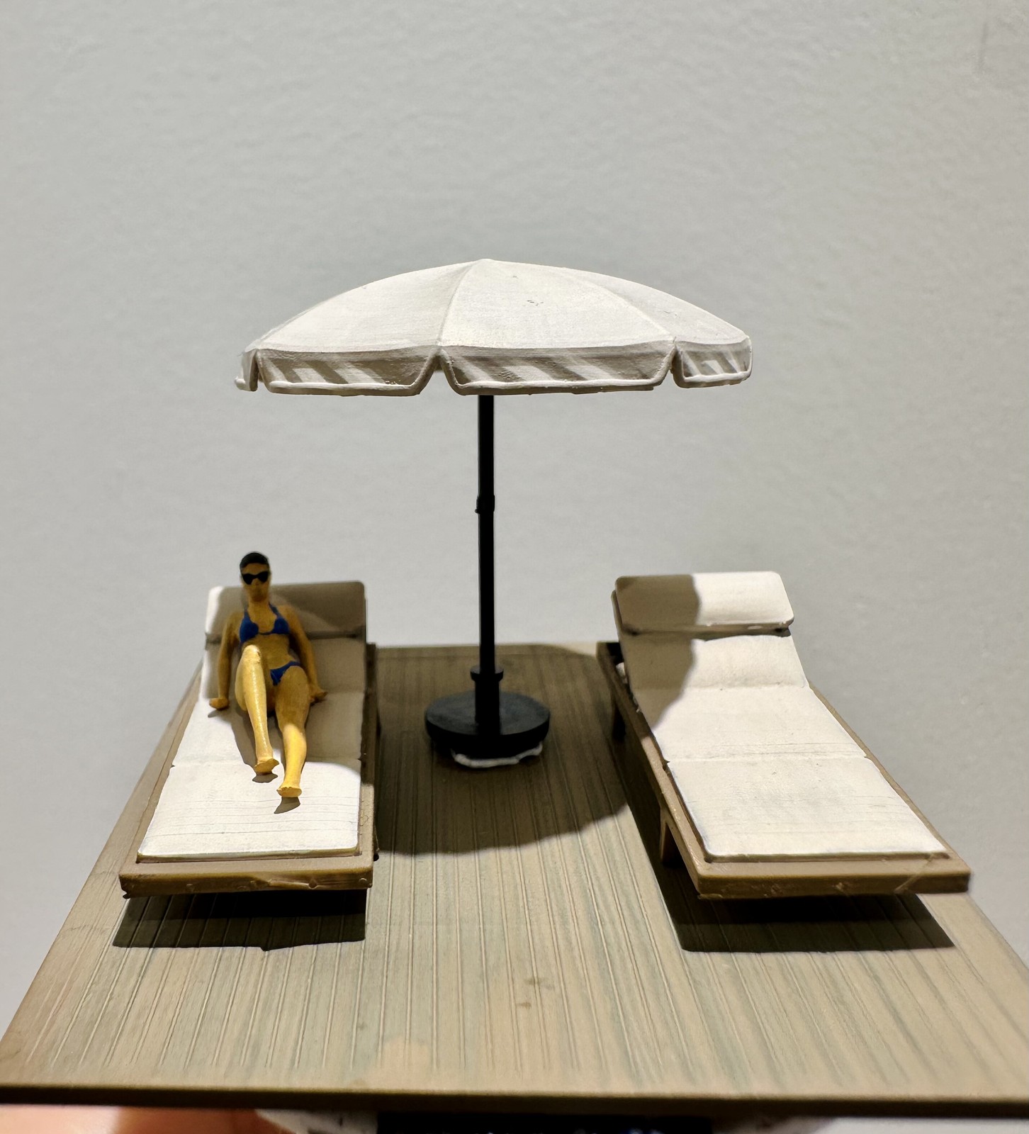 Diorama 1/64 Sun Bathing Micro - đánh giá và giá Tech Table Accessories
