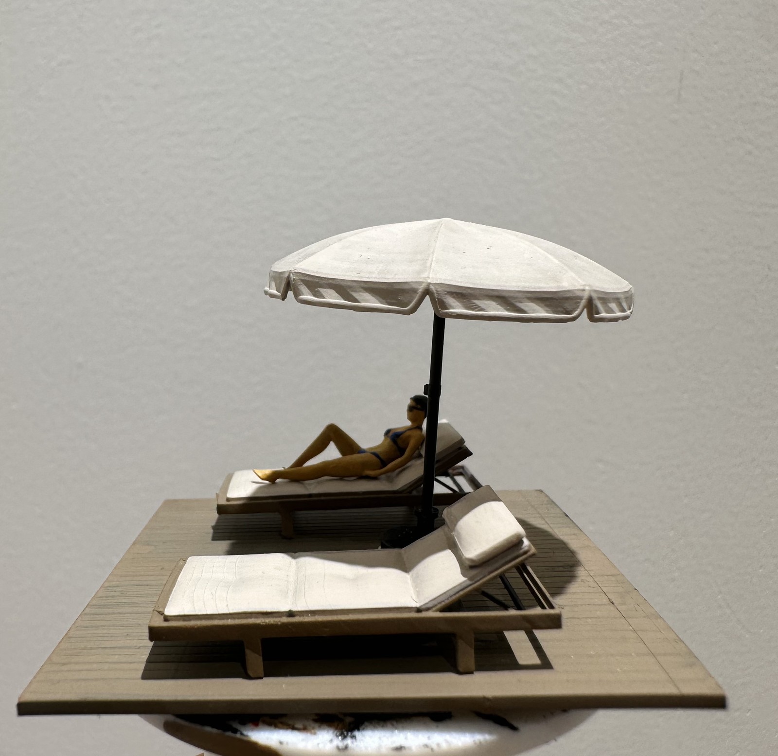 Diorama 1/64 Sun Bathing Micro - đánh giá và giá Tech Table Accessories